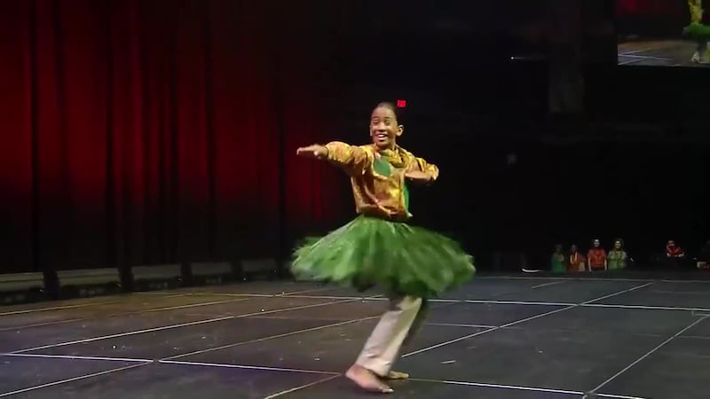 Master Keiki Hula: Maiau Tatsumi Kodani Karratti / Kumu Hula Leina'ala Pavao Jardin / Halau Ka...